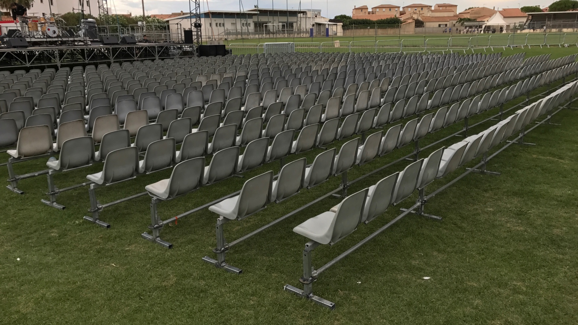 Location et achat de parterres de chaises - SML Évènementiel