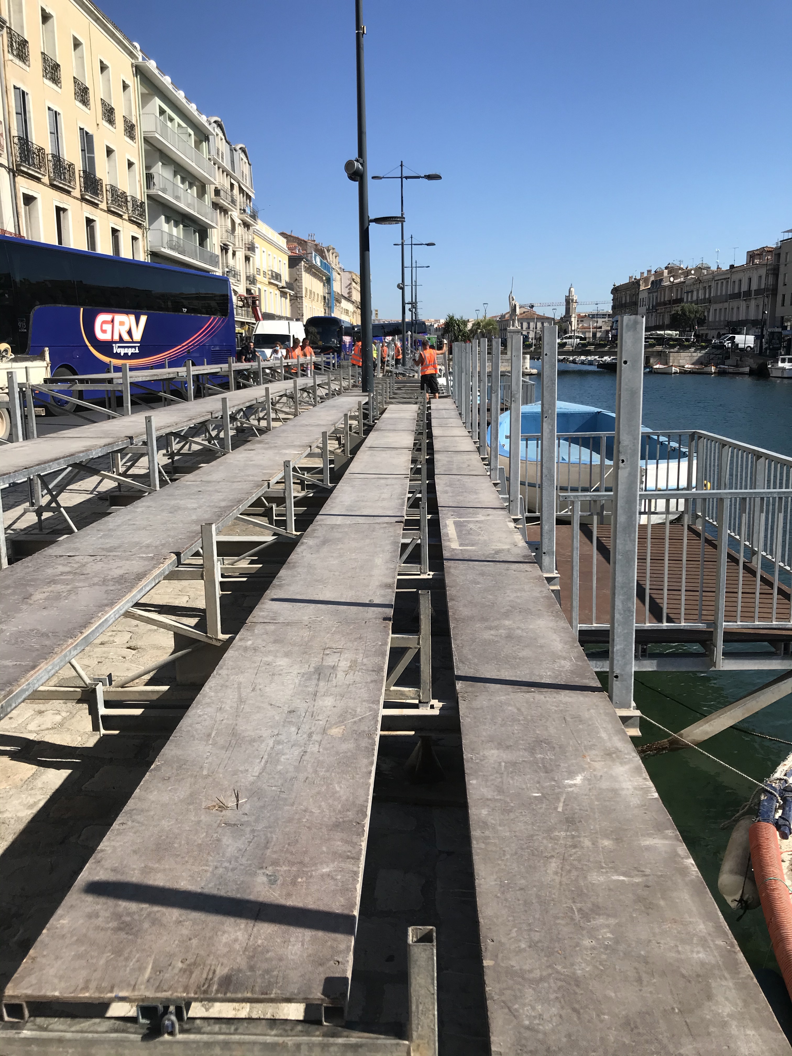 Installation des planchers de la tribune