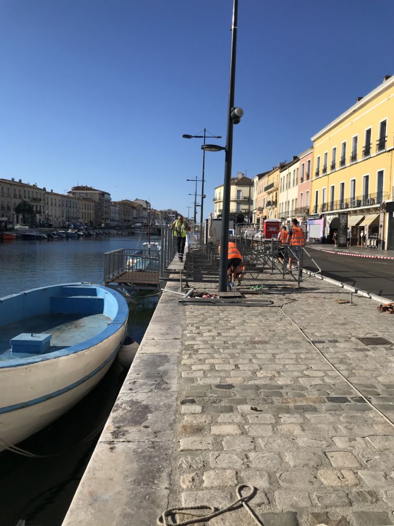 Plateforme montée dans l'eau