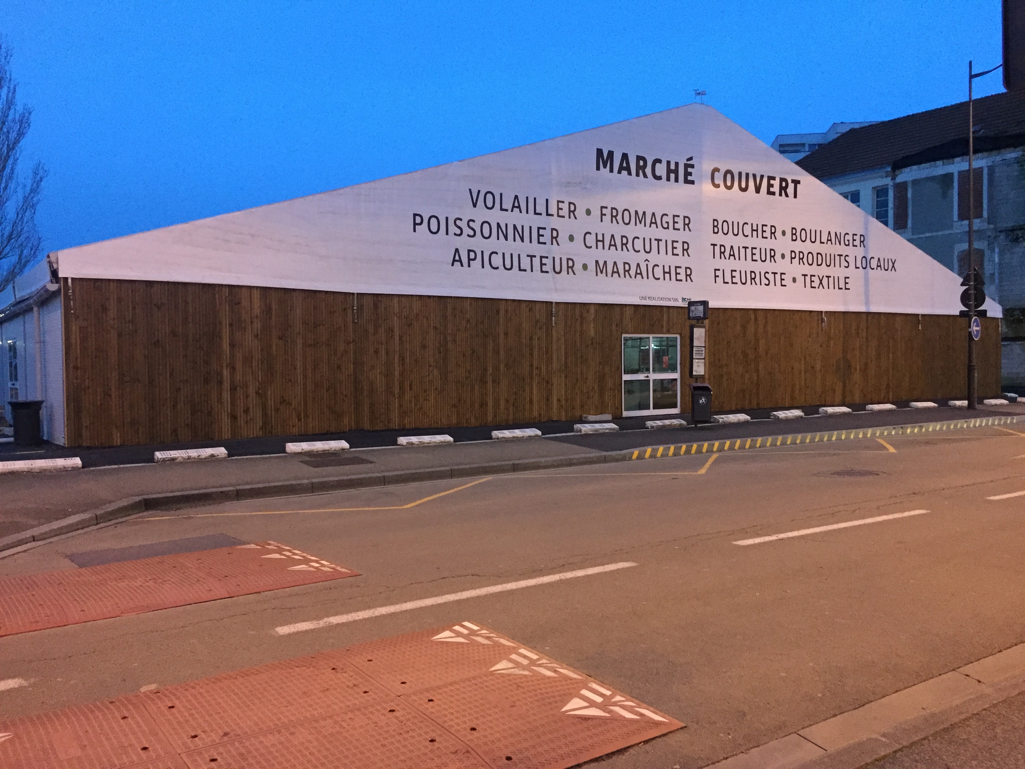 Installation d'une structure toilée en location longue durée marché couvert